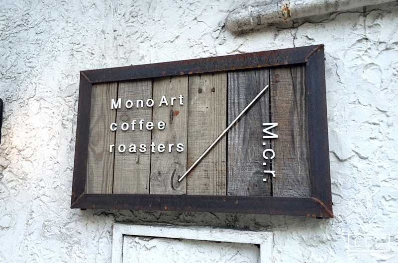 MonoArt coffee roastersの看板