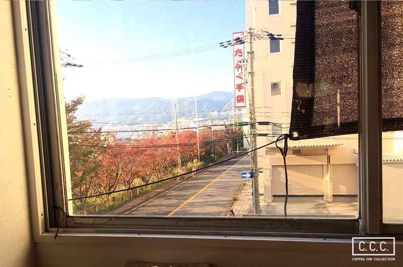 Square Furniture Coffee Stand店内の窓からの景色