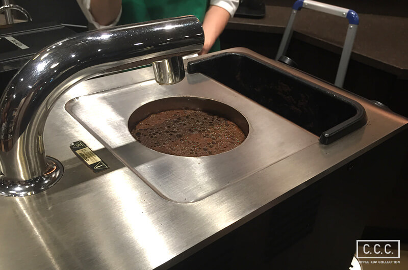 米国で特許取得したバキュームプレス技術を使った抽出方法の「クローバー」でコーヒーを抽出中